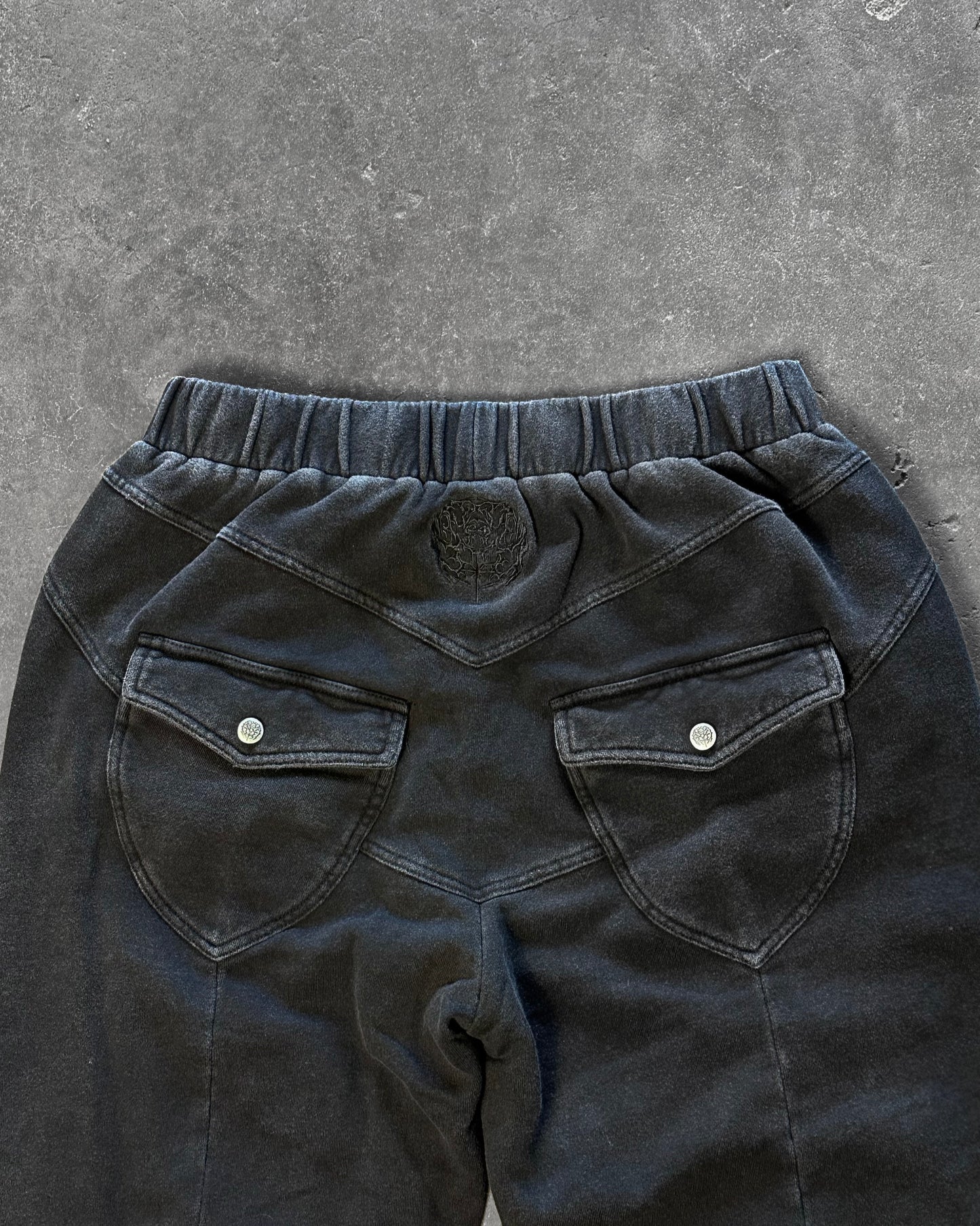 LOTUS SWEATS BLACK