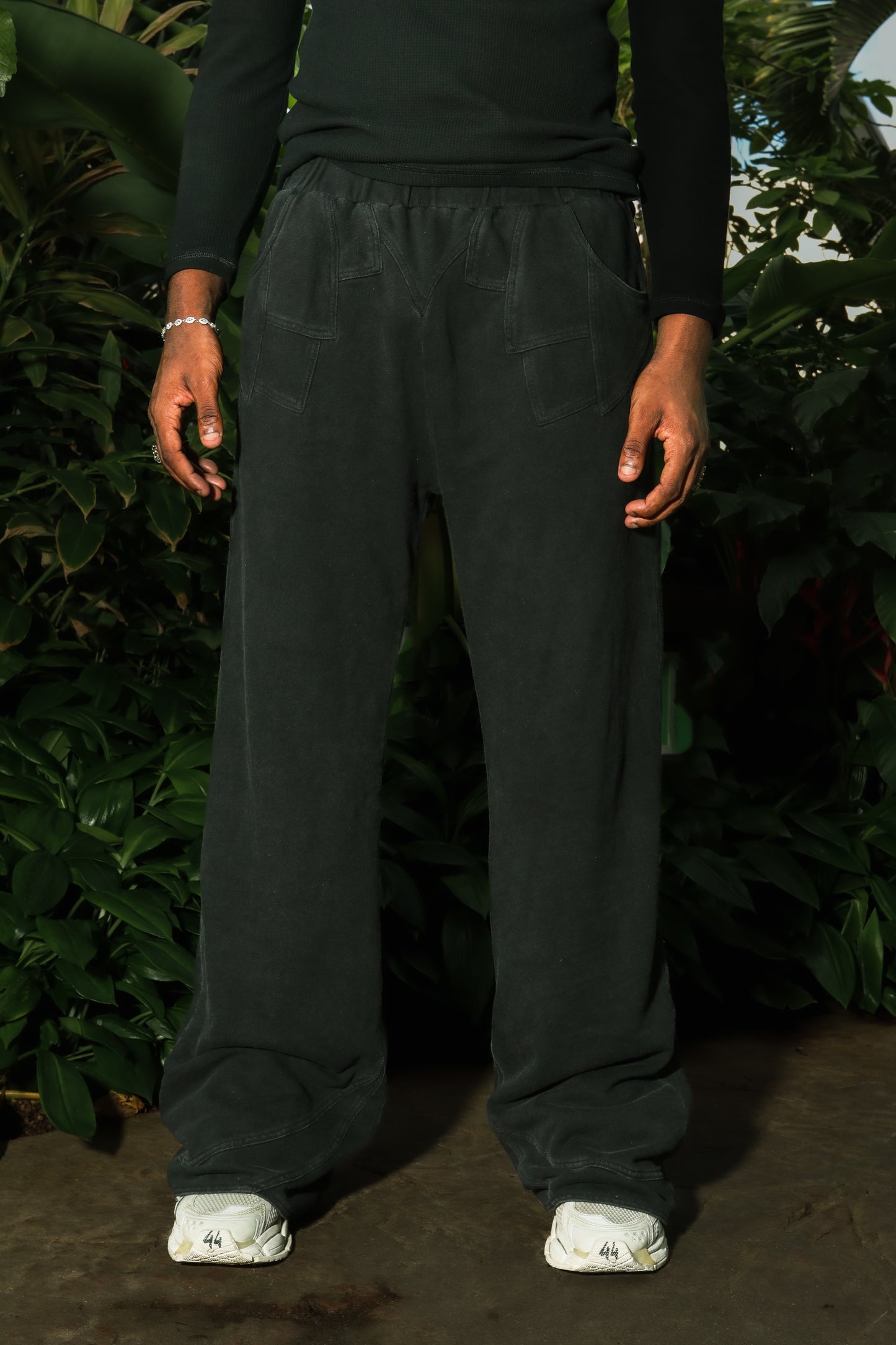 LOTUS SWEATS BLACK