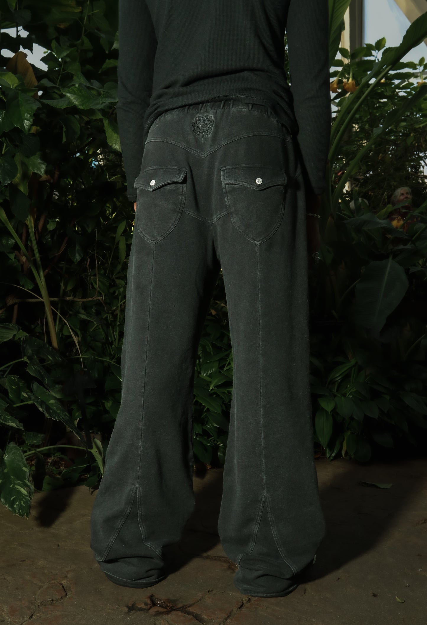 LOTUS SWEATS BLACK